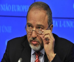 مصر اليوم - ليبرمان يمثل أمام المحكمة بتهم الاحتيال وإساءة الائتمان