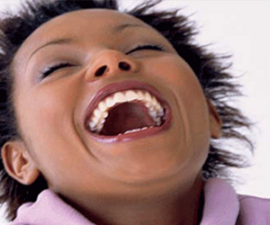   مصر اليوم - الضحك يساعد على الهضم ويخفف الآلام