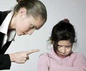 مصر اليوم - تربية الطفل على أسلوب التهديد تجعله يتجاهل كلام والديه