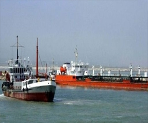 مصر اليوم - إيران تخزن 25 مليون برميل من النفط في ناقلات