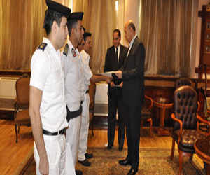   مصر اليوم - مدير أمن القاهرة يكرم رئيس قسم المرج والقوة المرافقة له