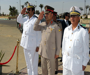   مصر اليوم - مدير أمن السويس يضع أكاليل الزهور على قبر الجندي المجهول