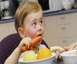   مصر اليوم - تناول الرضع للطعام الصلب بعمر مبكر يعرضهم للخطر