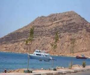   مصر اليوم - رفع العلم فوق أعلى جبل في سيناء بواسطة طائرة هليكوبتر