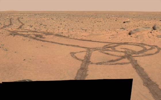  مصر اليوم - ناسا تنشر صور آثار إطارات بأشكال غريبة على سطح المريخ