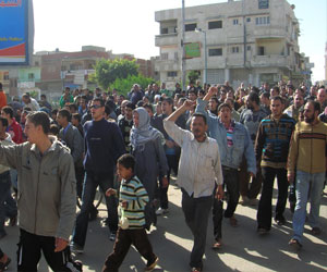   مصر اليوم - تظاهر العشرات لدعم القضاة في الإسكندرية