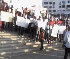   مصر اليوم - أهالي النوبة يتظاهرون على سلالم مكتبة الإسكندرية