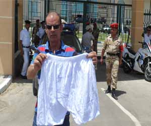   مصر اليوم - قنديل يقطع زيارته إلى السويس بعد استقباله بالملابس الداخلية