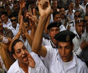  مصر اليوم - أمناء وأفراد الشرطة في الدقهلية يهددون بالاعتصام أمام الداخلية
