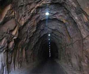   مصر اليوم - الأمن يداهم منطقة الأنفاق في رفح ويضبط 3 سيارات محملة بالبضاعة