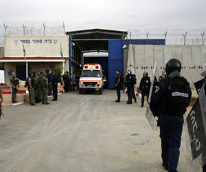   مصر اليوم - هروب معتقل فلسطيني أثناء نقله إلى سجن عوفر