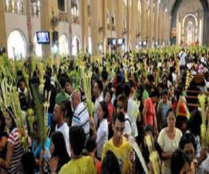   مصر اليوم - مسيحيو السويس يحتفلون بـأحد الشعانين بزعف النخيل