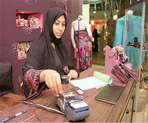 مصر اليوم - النساء يزاحمن الرجال على الوظائف في السعودية