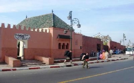   مصر اليوم - قمامة ودخان ومشردون عند ضريح يوسف بن تاشفين في مراكش