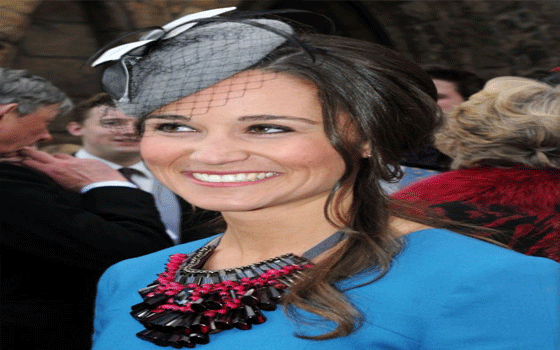   مصر اليوم - بيبا ميدلتون أنيقة بفستان أزرق سماوي