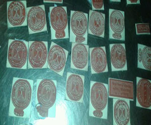   مصر اليوم - جمارك المطار تضبط أختامًا مزورة لرئاسة الجمهورية وهيئات حكومية