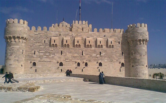   مصر اليوم - قلعة قايتباي تحفة معمارية على شاطئ عروس المتوسط