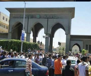   مصر اليوم - طلاب الأزهر يتظاهرون أمام الجامعة احتجاجا على حادث التسمم