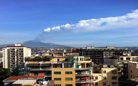 مصر اليوم - جبل إتنا أطول بركان أوروبي نشط ينفجر للمرة الـ 13