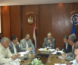   مصر اليوم - محافظ السويس يُشكل لجنة لحل مشاكل الكهرباء والمياه في قرى الخريجين