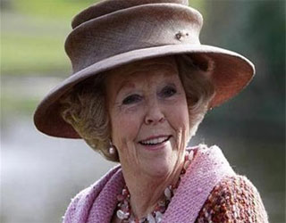   مصر اليوم - بياتريكس تتنازل عن العرش لنجلها الأكبر