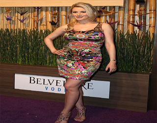   مصر اليوم - هولي ماديسون في فستان ضيق متعدد الألوان