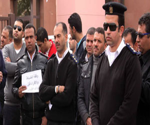   مصر اليوم - تظاهر العشرات أمام مستشفى سانت كاترين لعدم وجود أطباء