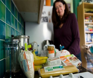   مصر اليوم - بريطانيون يشاركون في تحد العيش بجنيه واحد