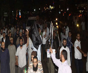   مصر اليوم - متظاهرو الأمن الوطني يرفعون أعلام الجهاد على المقر