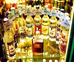   مصر اليوم - ضبط 102 زجاجة خمر منتهية الصلاحية في السويس