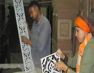   مصر اليوم - مصرية تقيم ورشة نجارة وتتحدى التقاليد لتنافس الرجال