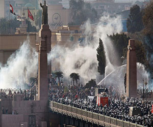   مصر اليوم - اشتباكات بين الأمن والمتظاهرين أعلى كوبري قصر النيل