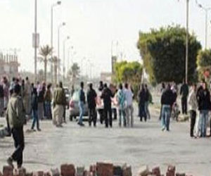 مصر اليوم - إعادة فتح طريق حوض الدرس في السويس بعد قيام سائقي التاكسي بقطعه