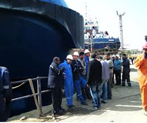   مصر اليوم - وحدات الدفاع المدني والبحرية تسيطران على حريق هائل في ميناء الآتكة