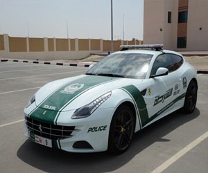   مصر اليوم - شرطة دبي تستعرض بسيارتها الجديدة في سوق السفر العربي