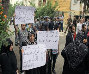   مصر اليوم - أهالي مخطوفي أعزاز يعتصمون أمام مقر الوحدة التركية في اليونيفيل