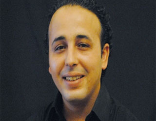 مصر اليوم - أعشق الفن التشكيلي حد الثمالة أعيش منه وله