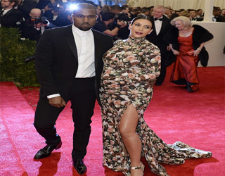   مصر اليوم - كيم كارداشيان في فستان صاخب مبهرج