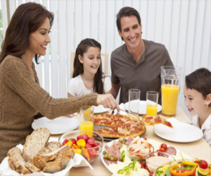 مصر اليوم - تناول الأطفال نفس وجبات والديهم يكسبهم صحة