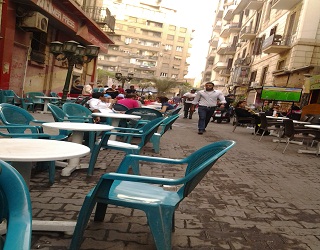 مصر اليوم - مقاهي البورصة ملتقى يومي للتنفيس عن همومهم