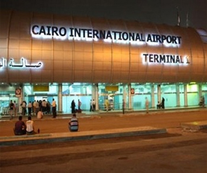   مصر اليوم - المئات يتجمعون في مطار القاهرة لمنع سيدة توظيف الأموال من الهرب