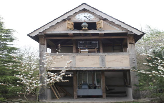   مصر اليوم - بريطاني يبتكر أكبر ساعة تعمل بالطاقة المائية في حجم المنزل