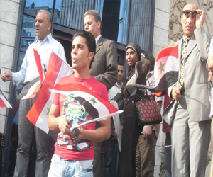   مصر اليوم - وقفة للناصريين أمام الصحافيين ضد العدوان الإسرائيلي علي سورية