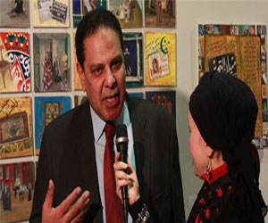 مصر اليوم - علاء الأسواني يناقش نادي السيارات في مركز بونتو الثقافي