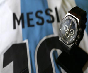   مصر اليوم - بيع ساعة شارك ميسي في تصميمها بمزاد علني