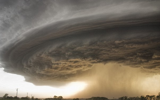 مصر اليوم - صور رائعة لسحابة رعدية هائلة تضرب مونتانا في يوليو الماضي