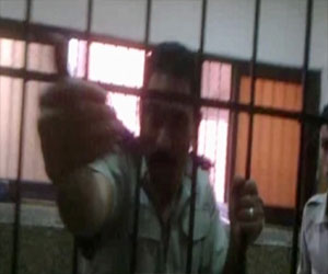 مصر اليوم - فيديو لضابط شرطة مصري يعذب مواطنًا ويهدده بالاغتصاب