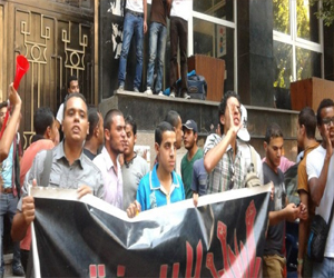   مصر اليوم - العشرات في التعليم المفتوح يقتحمون كلية الإعلام لتعليق الدراسة