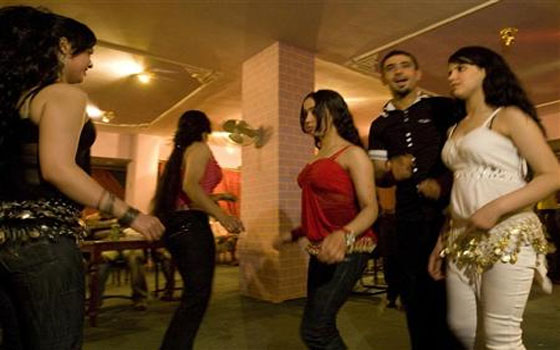 مصر اليوم - قاصرات المغرب مصدر المتعة في ليل المدينة الساهرة مراكش