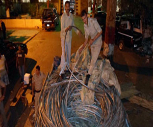   مصر اليوم - ضبط سيارة نقل محملة بطنين من الكابلات الكهربائية في أسوان